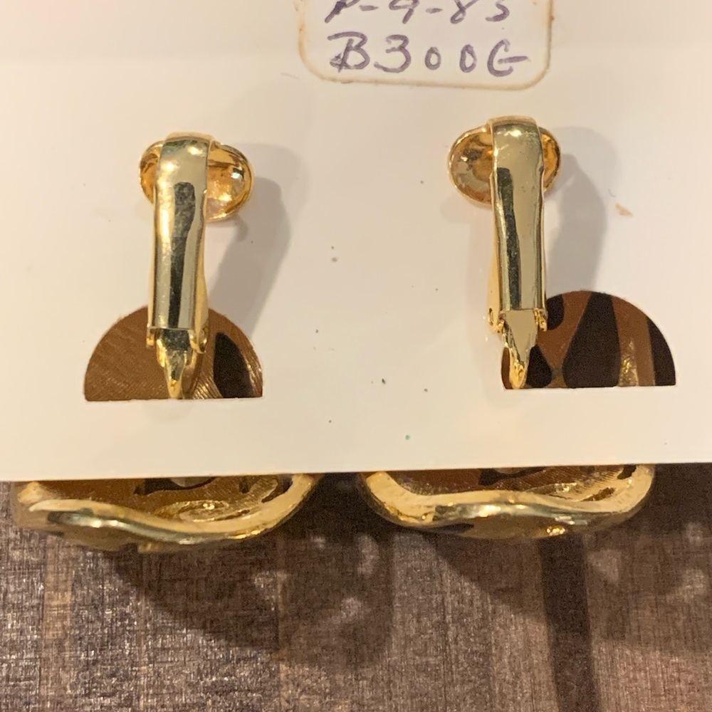 Vintage Clip On Earrings - Picture 3 of 4